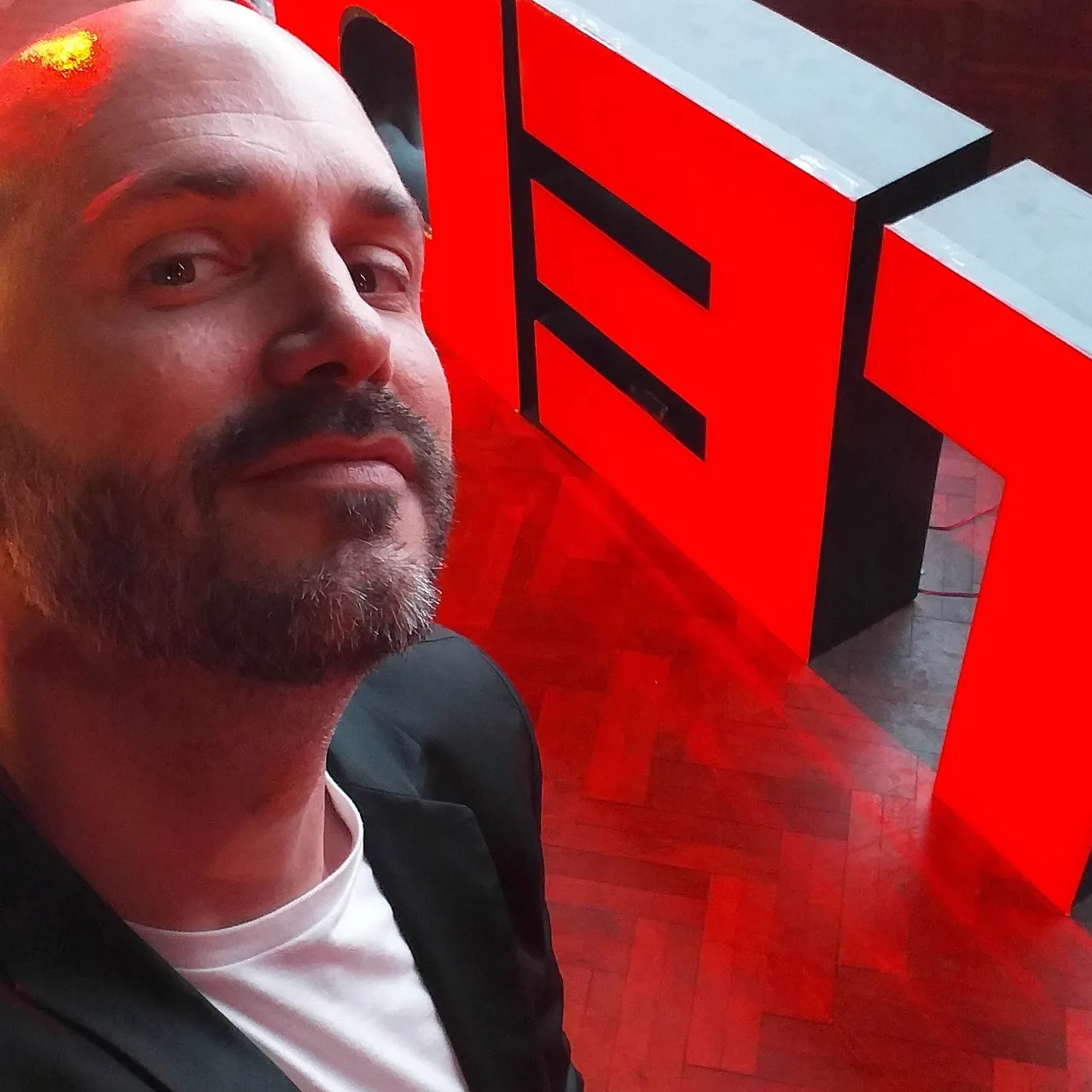 Detrás